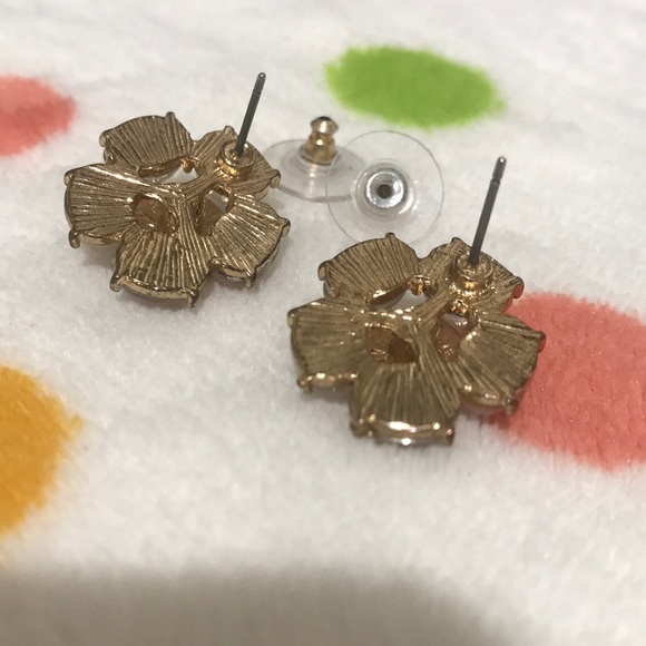 Beautiful floral stud earrings 🌸 - Picture 3 of 4